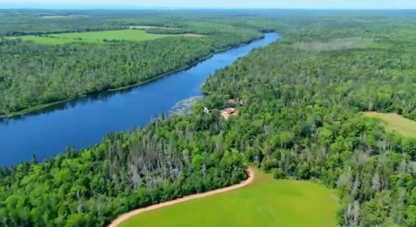 Off-Grid Lakefront | Year-Round Escape - Image 1