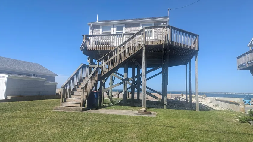 Panoramic Bay Views & Cozy Nights Coastal Gateway - Image 1