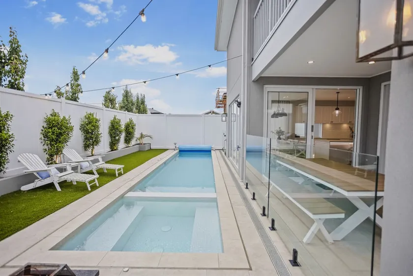 Hamptons in Torquay - 5 bath, Pool & Theatre! - Image 1