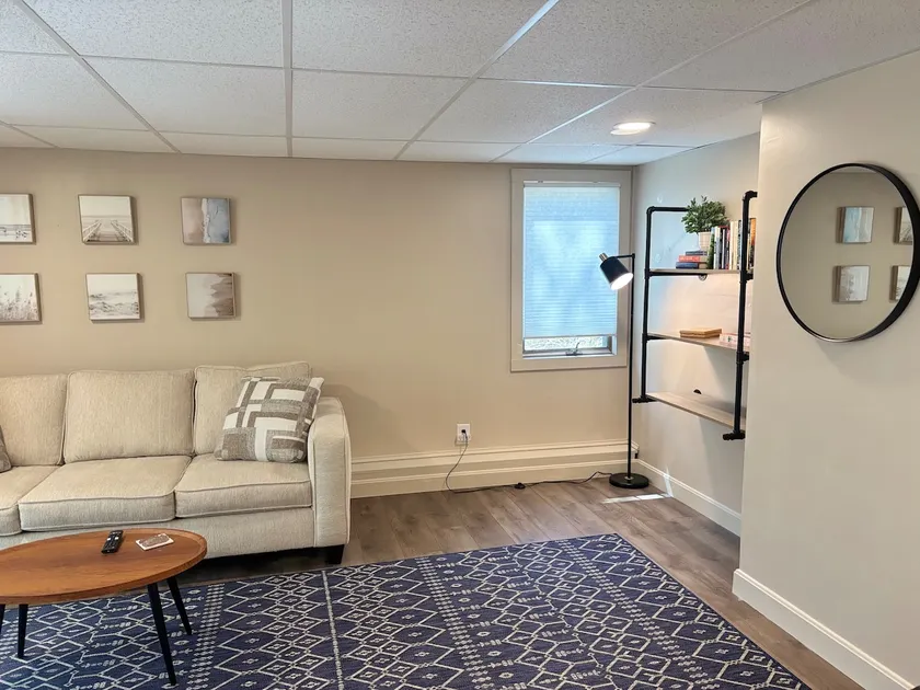 Braeburn Bungalow- 500 Sq. Ft. Private Guest Suite - Image 1