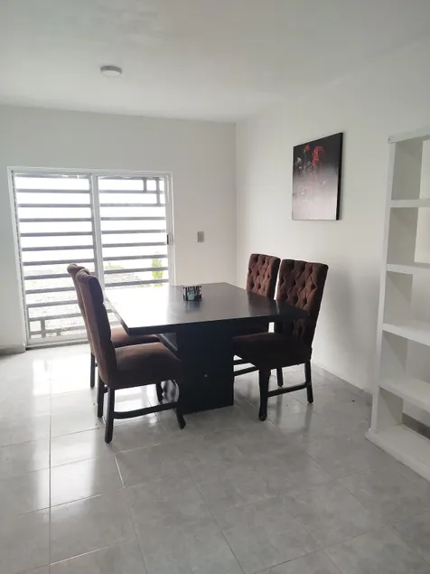 House for Business: Near the Airport - Image 1