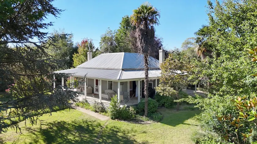 Marianna's Lakeside Cottage - Image 1