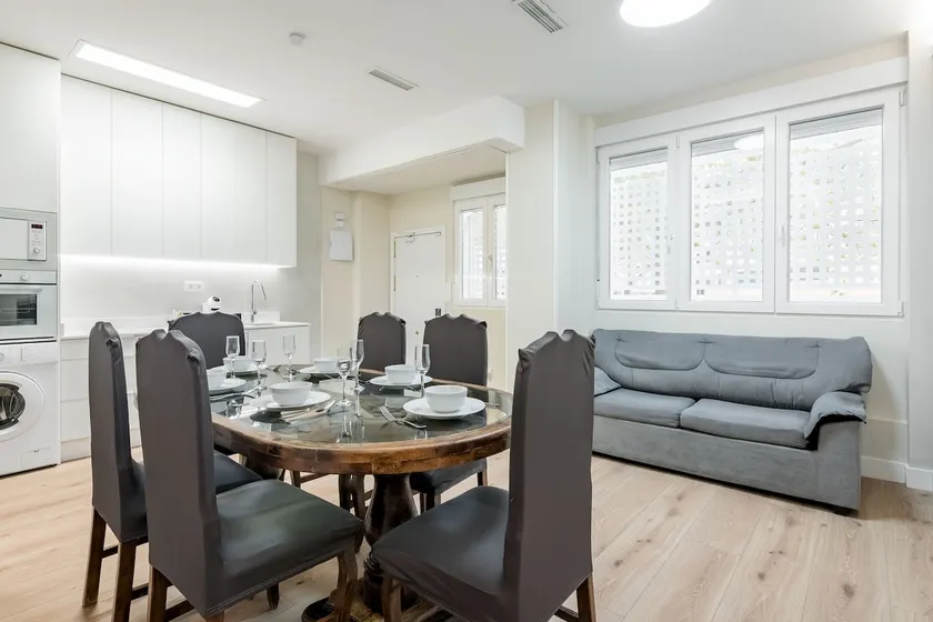 Madrid Ventas II, 6 bedrooms for 12 people - Image 1