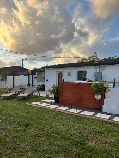 4BR Pool VILLA, Private Backyard, 10 Min to Beach - Image 1