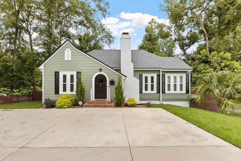 Luxury Home for Entertaining in Midtown Manor - Image 1