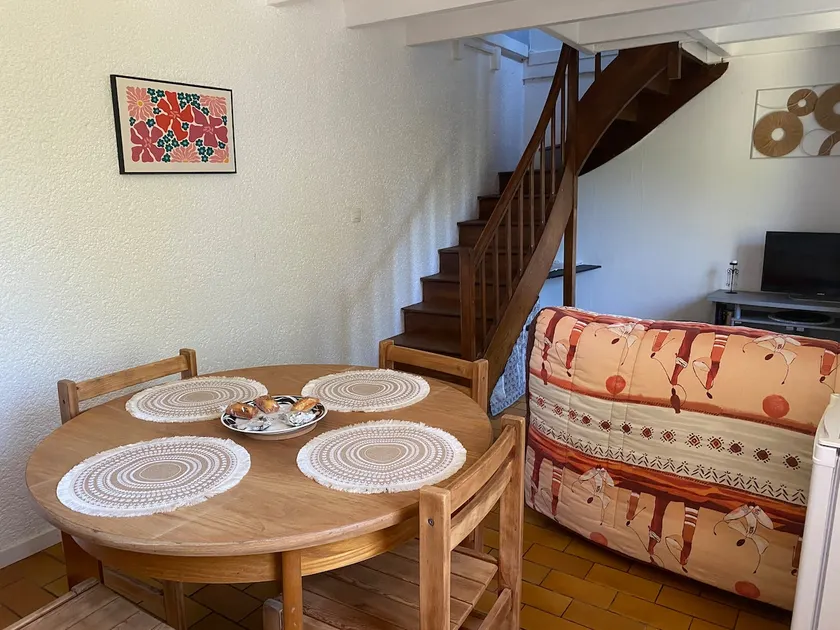 Cozy two-bedroom riverside house - Image 1