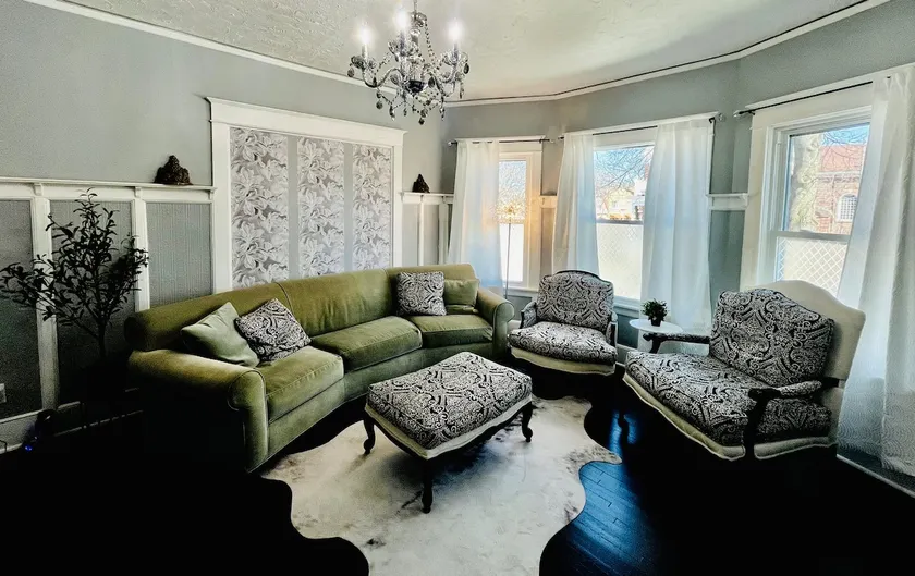 Silver swan in Riverwest! - Image 1