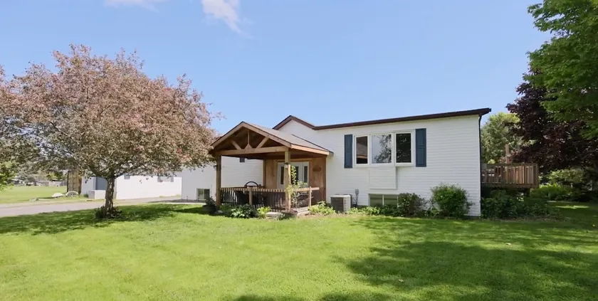 Private Hay Bay Waterfront Napanee with Pool and Dock - Image 1