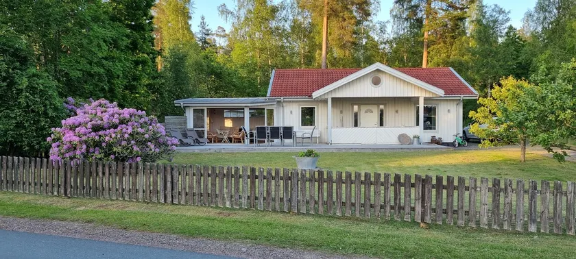 Fresh cabin by the lake - Image 1