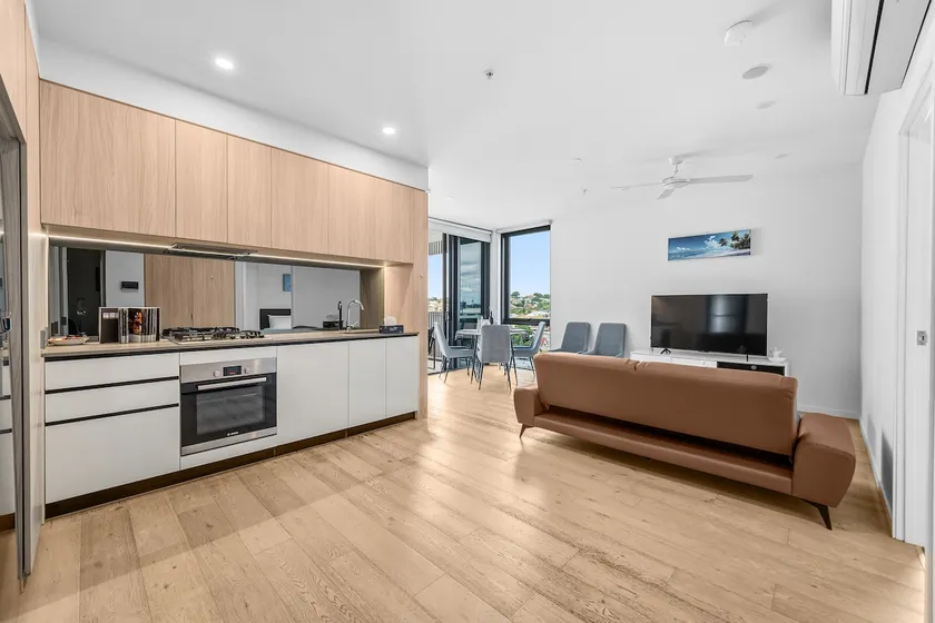 2B2B Apt | Eats, Grocery & Bars Right Outside - Image 1