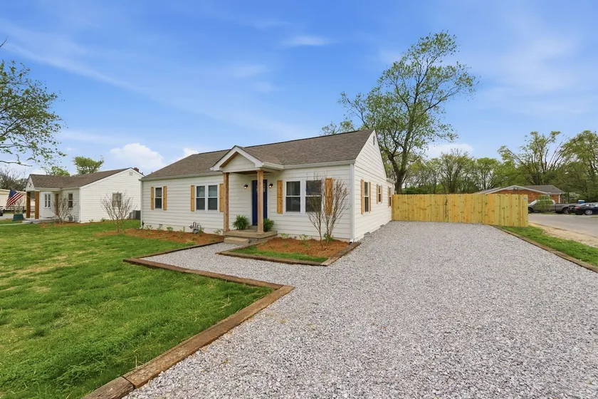 Charming West Main Cottage w/ Private Backyard - Image 1
