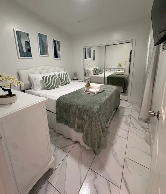 Charming 1BR Getaway | Near Shops, Pool & Beach - Image 1