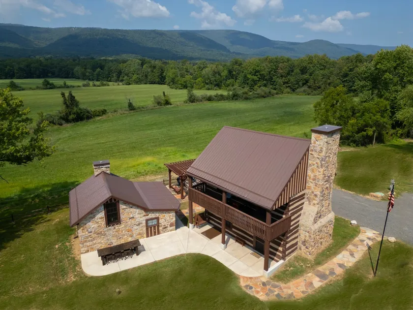 Historic 1774 Colonial Log Cabin in Bear Valley - Image 1