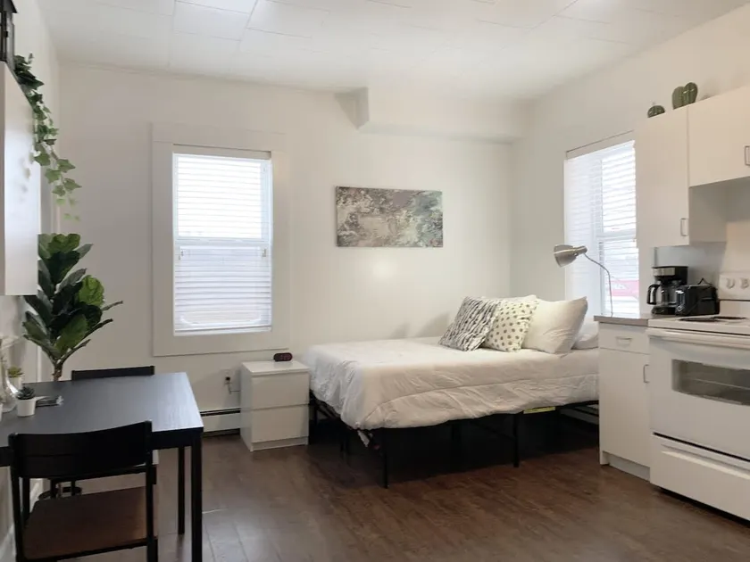 Cozy Studio Perfect for Business Travelers Downtown - Image 1