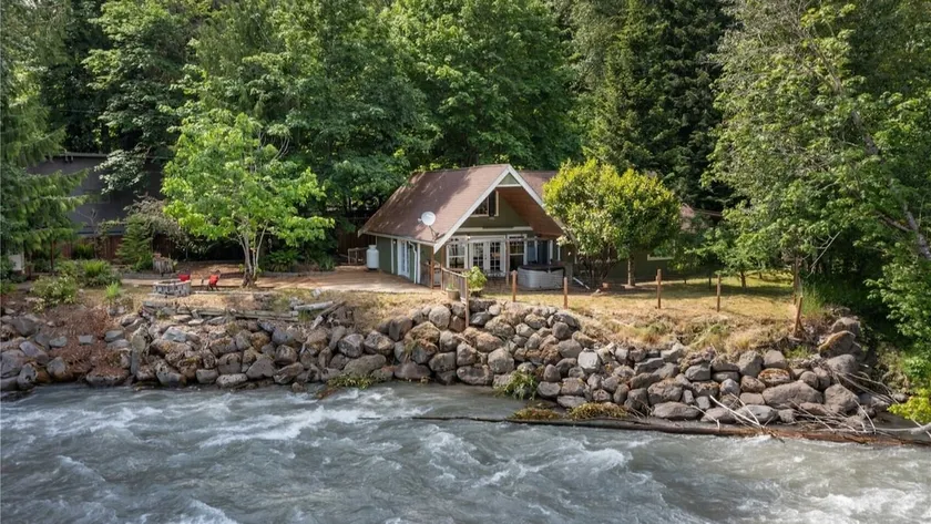 River Retreat with Hot Tub near Crystal Mtn Ski - Image 1