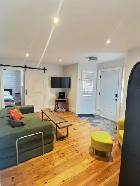 Cozy Den in Downtown Midland - Image 1
