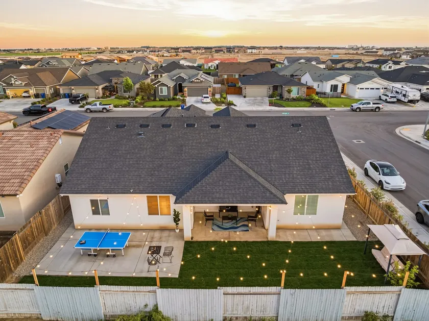 New 2023/Large4BR+Bonus bedRoom/EV charge/Shopping - Image 1