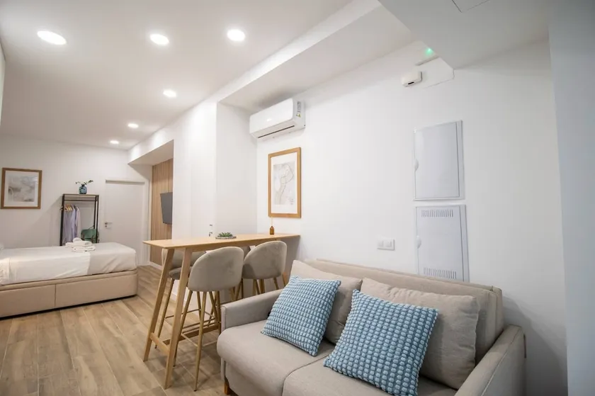 Beautiful loft next to the Turia River gardens - Image 1