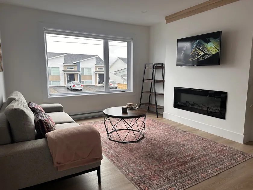 Modern 3 Bed 2 Bath Townhouse - Image 1