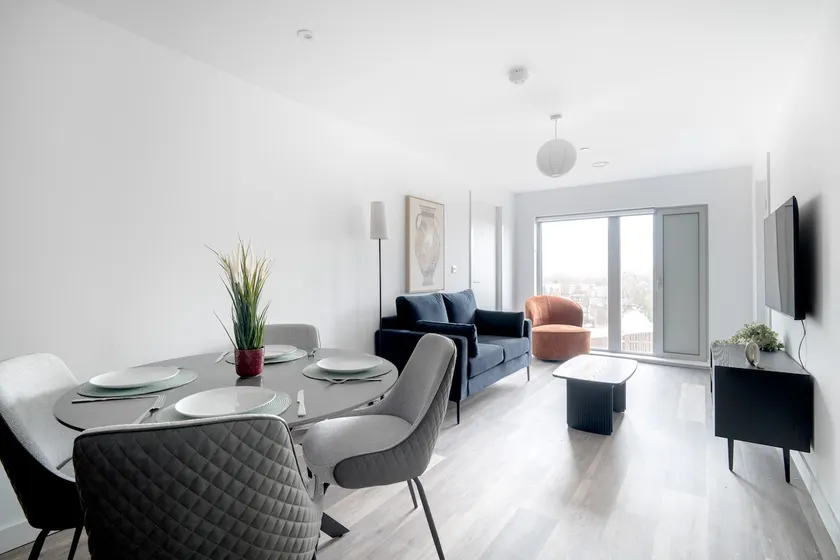 Elegant High Rise Retreat Stylish 2-Bed 2-Bath - Image 1