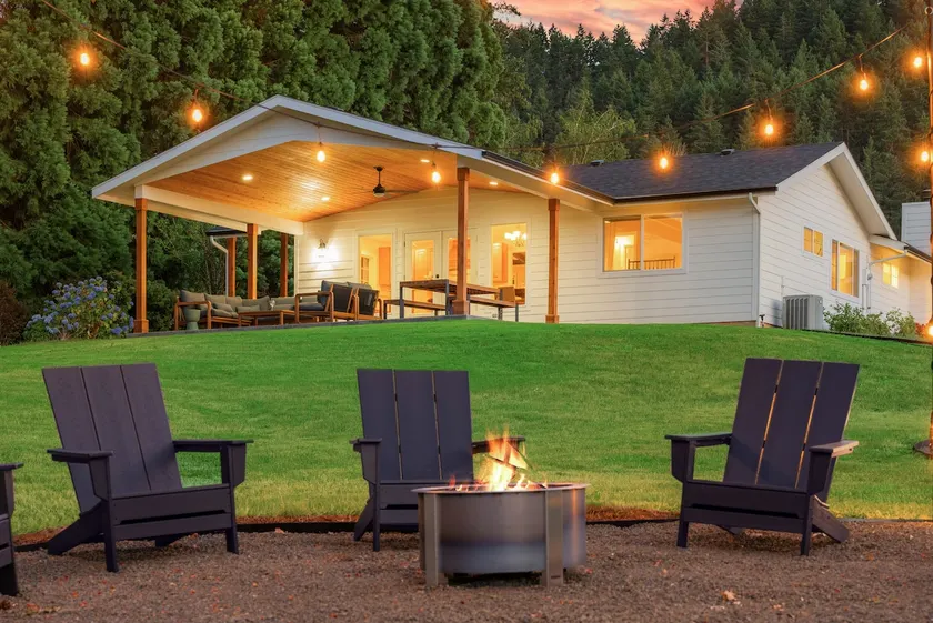 Umpqua Riverfront Retreat 2 King Beds Patio View - Image 1