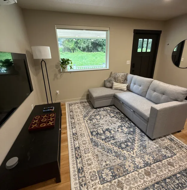 Scenic home 10 minutes away from the airport - Image 1