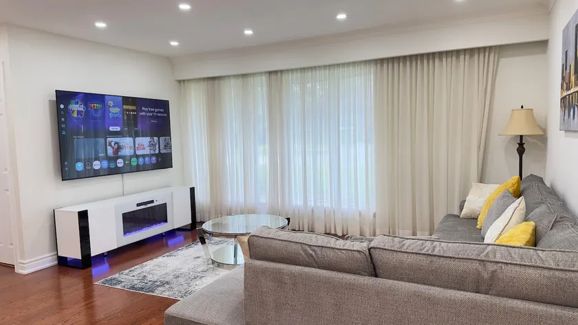 3 Bed 2 Bath Bungalow, Walk to Bus, 30 min to Downtown - Image 1