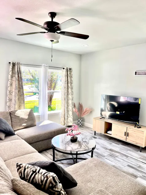 Cozy house with access to a recreational park - Image 1