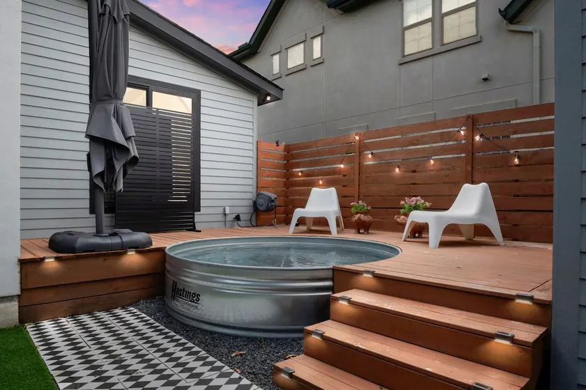 Cowboy Pool + Walk to Square | Sleeps 8 - Image 1