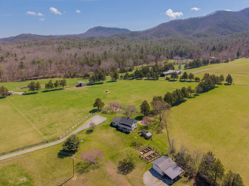 Mountain Valley Hideaway - Image 1