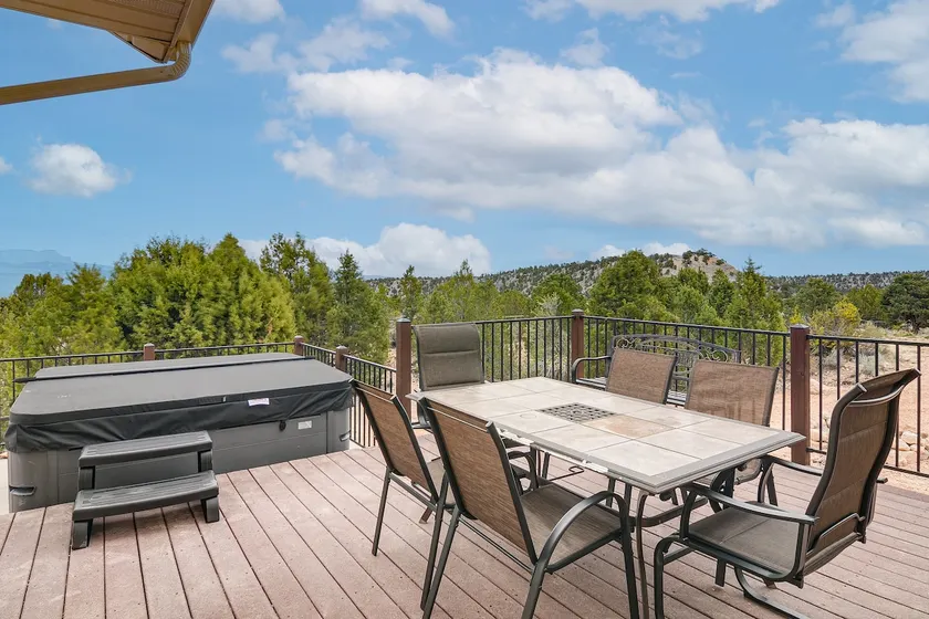 Viewing Deck! Scenic Tropic Sanctuary w/ Hot Tub - Image 1