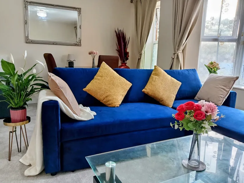 2 Bedrooms Flat in Surrey, 30 min to London - Image 1