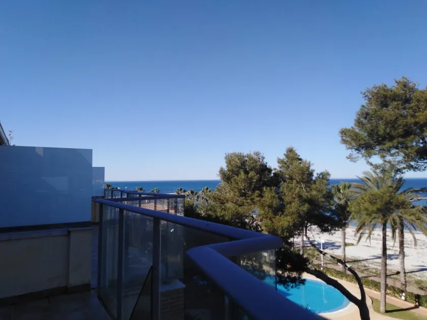 Bright oceanfront apartment in Dénia - Image 1