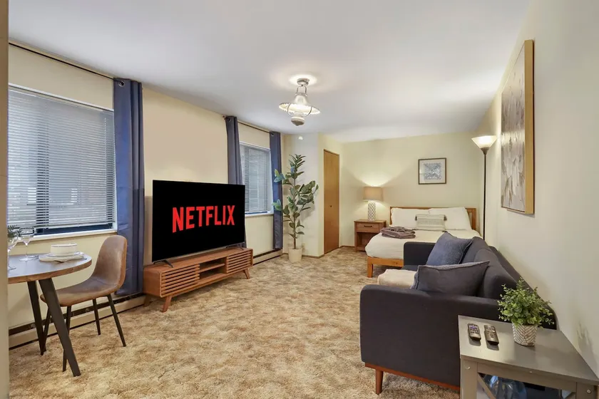 Hidden Gem Studio | Stylish Downtown + Parking - Image 1