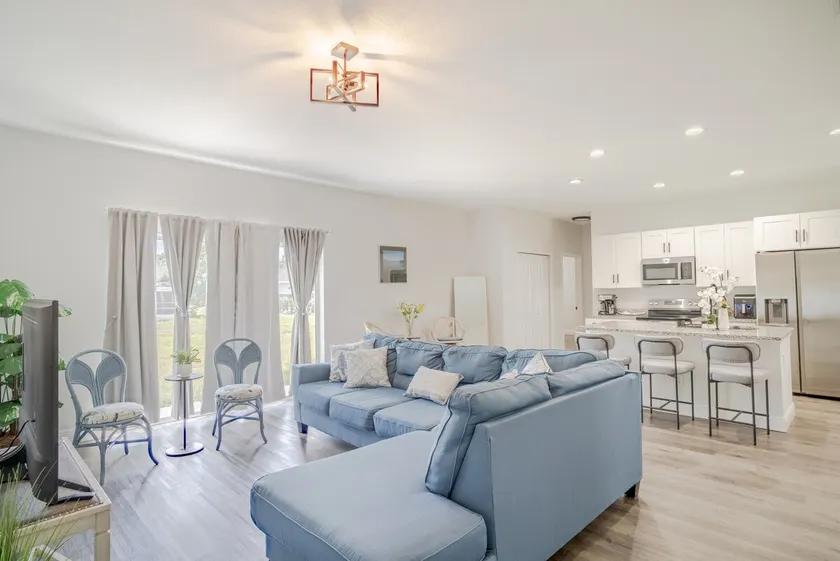 Beach-Ready 4-Bed Home, Pet-Friendly - Image 1