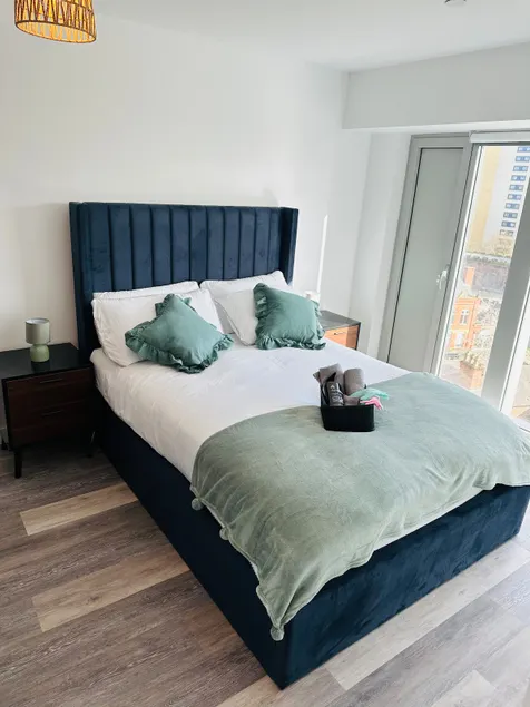 Stylish Modern 1-Bed Apartment - Image 1