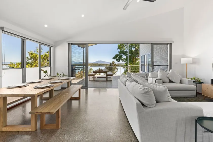 Pelican Retreat - Pet Friendly - Absolute Waterfront - Image 1