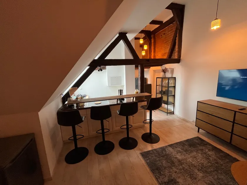 Modernes Loft mit Holzbalken und Charme - Image 1
