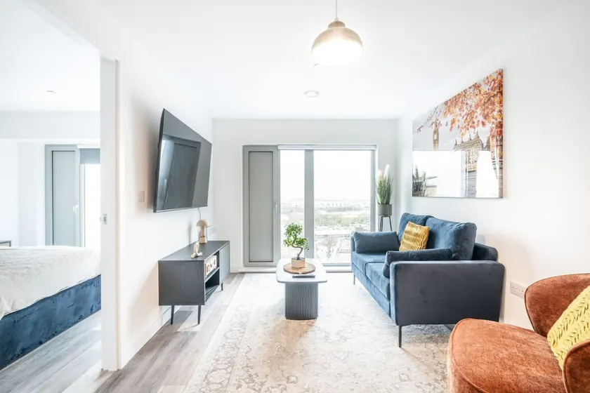 Skyline Views & Stylish 2Bed, 2Bath Retreat - Image 1