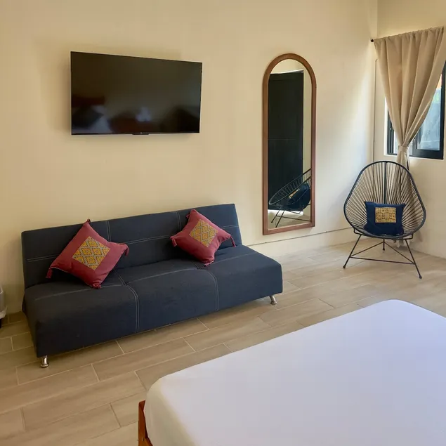 Prime spot, AC, ground floor w/ private parking. - Image 1