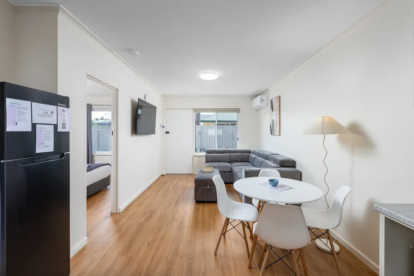 Stylish Beach Stay - Prime Location - Image 1