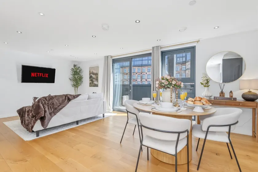 2 BR Central Penthouse Balcony & Free Parking - Image 1
