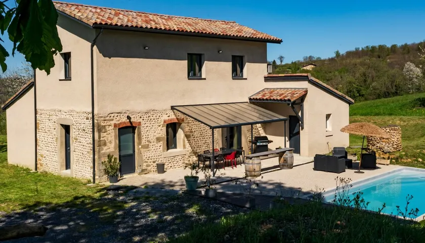 House located in the heart of the countryside - Image 1