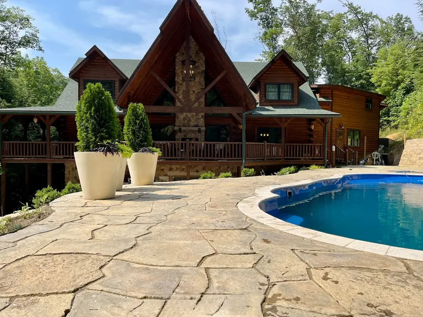 Hocking Hills Luxury Lodge- Sleeps 22 - Image 1