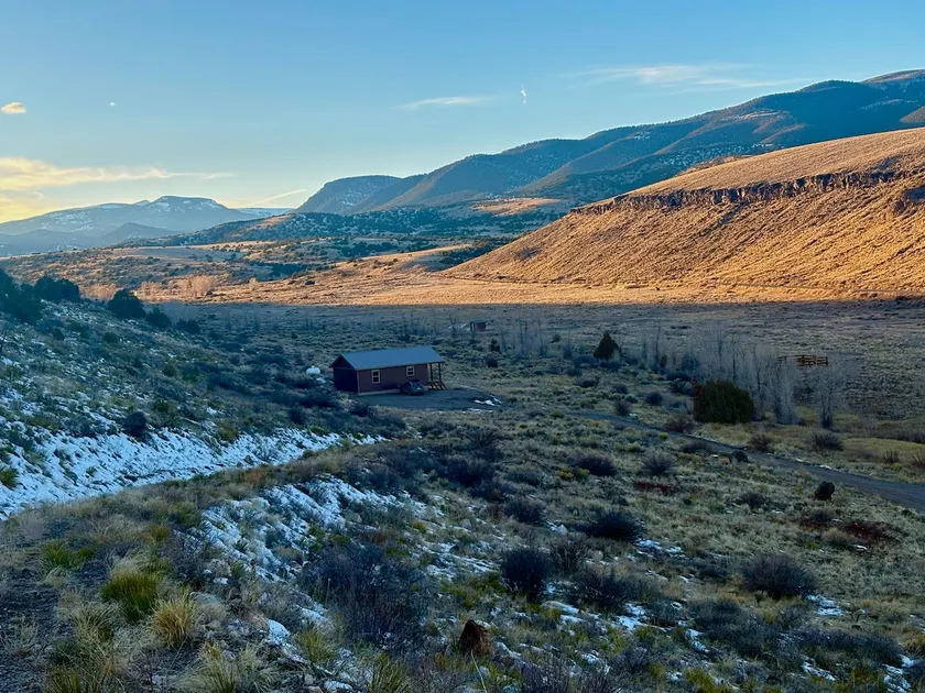Outdoorsman's paradise at Cat Creek Cabin - Image 1