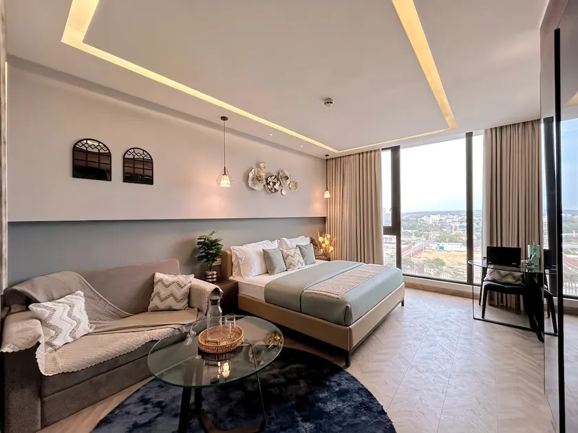 New 1RK | Aravalli View | Golf Course Rd | Decor - Image 1