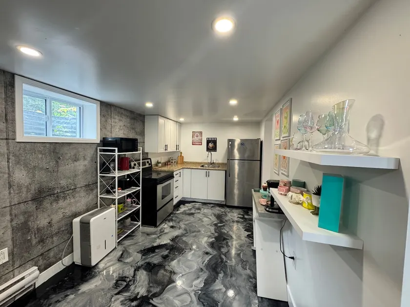 charming bachelor in old Sainte Rose - Image 1