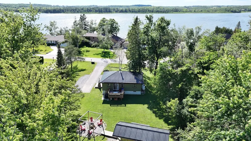 Canal Lake Cottage | Bunkie & Kayaks - Image 1