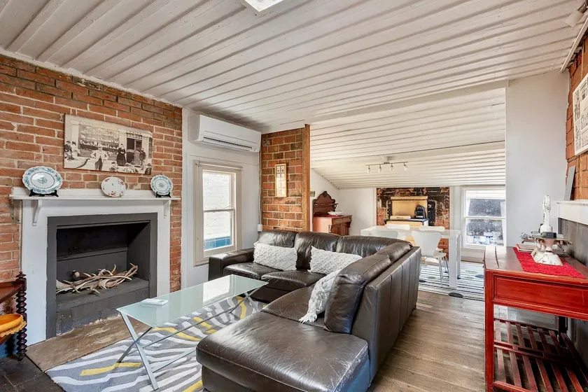 1837 Cottage with modern comfort - Image 1