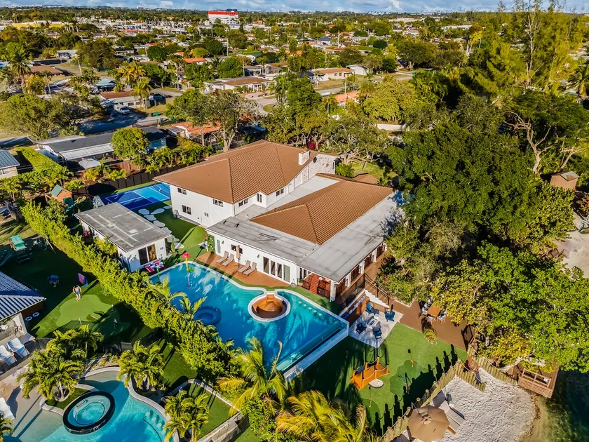 Miami Lakefront Mansion w/ Pool & Jacuzzi | 11BR - Image 1